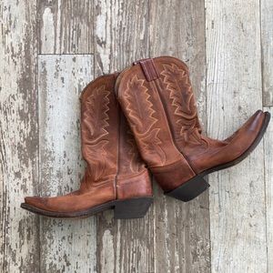Women’s size 7B (I wear a size 8 and these fit perfect)Larry Mahan cowboy boots.